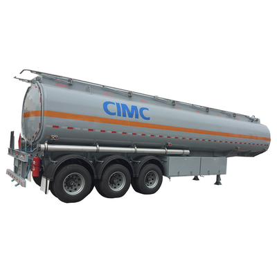 CIMC utilizza veicoli di alta qualità con serbatoi liquidi a tre assi con una capacità massima di carico di 60000L