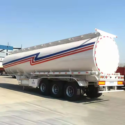 Camion-cisterna del carburante di petrolio Sinotruk Camion-cisterna del carburante 8*4 35000 litri Camion-cisterna del carburante